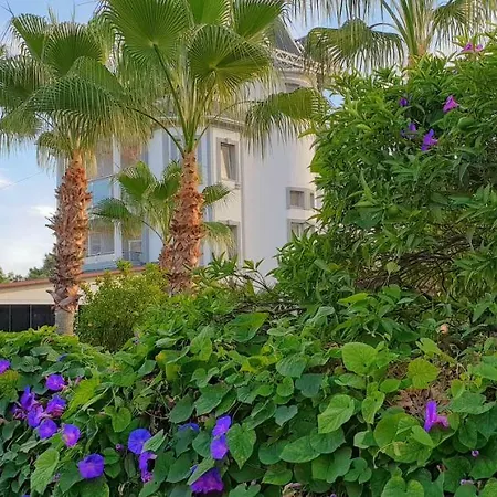 Garden Hotel *